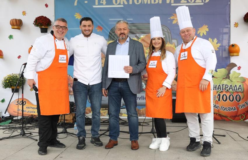 С 500 десерта и 360 метра баница с тиква почерпиха за празниците на Севлиево 