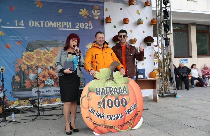 С 500 десерта и 360 метра баница с тиква почерпиха за празниците на Севлиево 
