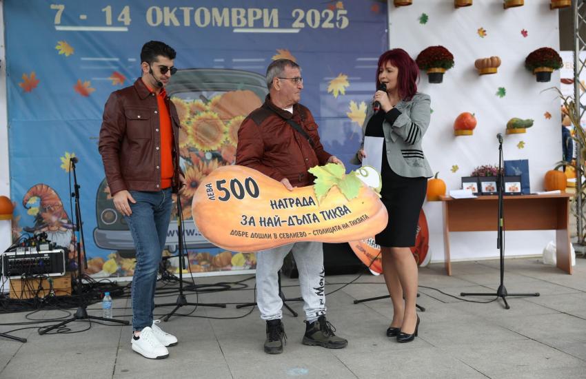 С 500 десерта и 360 метра баница с тиква почерпиха за празниците на Севлиево 