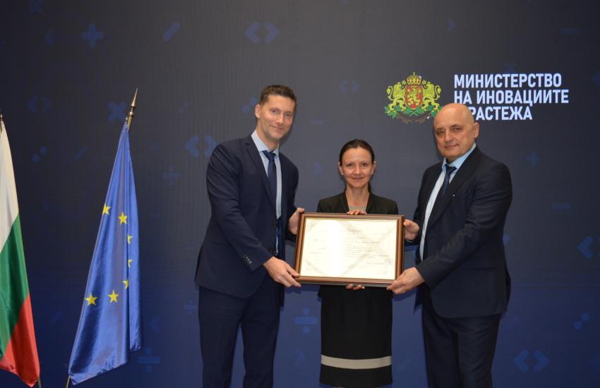 Министър Младенова връчи сертификат за приоритетен инвестиционен проект на „Либхер – Транспортейшън Системс Марица“ ЕООД